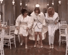 First Wives Club Dancing GIF - First Wives Club Dancing Walking GIFs