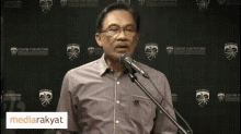 Scratch Head Anwar Ibrahim GIF - Scratch Head Anwar Ibrahim Tun Mahathir GIFs
