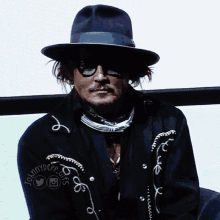 Johnny Depp Alice Nella Città GIF - Johnny Depp Alice Nella Città Wave GIFs