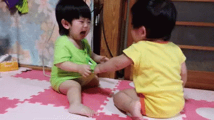 双子 ふたご 赤ちゃん 遊ぶ かわいい Gif Futago Twins Asobu Discover Share Gifs