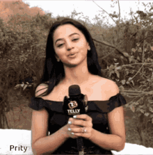 Helly Shah Flying Kiss Prity GIF - Helly Shah Flying Kiss Helly Shah Prity GIFs