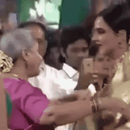 Jaya Bachchan GIF - Jaya Bachchan Rekha - Discover &amp; Share GIFs