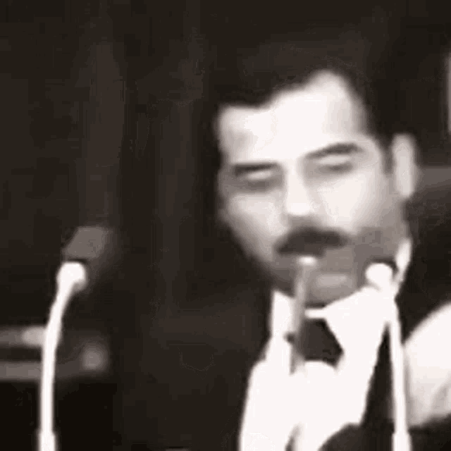 صدام حسين يدخن