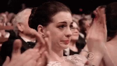 Anne Hathaway Clapping GIF - Anne Hathaway Clapping Sad - Descubre & Comparte GIFs