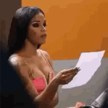 Joseline Hernandez Reading GIF - Joseline Hernandez Reading Confused GIFs