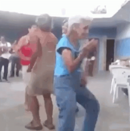#PRATODOSVEREM: Cena de uma idosa, dançando feliz em uma festa.