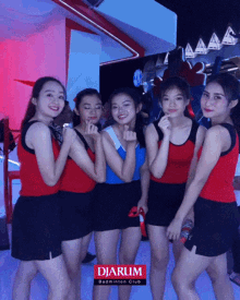 manyun cinta cium berpose muka bebek manyun cinta cium berpose muka bebek