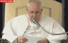 Papa Francisco GIF - Papa Francisco Ventarron Viento GIFs