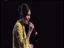 Siti Nurhaliza Singer GIF - Siti Nurhaliza Singer Belting GIFs