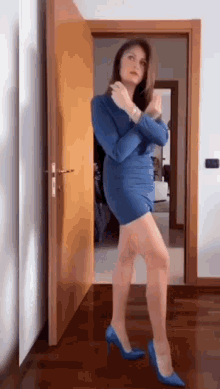 High Heels Short And Tight GIF - High Heels Short And Tight Sexy Mom GIFs