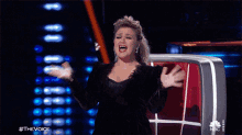 Freaking Out Kelly Clarkson GIF - Freaking Out Kelly Clarkson The Voice GIFs