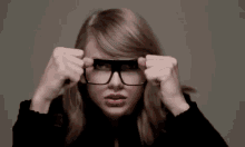 Taylor Swift Finger Dance GIF - Taylor Swift Finger Dance Glasses GIFs
