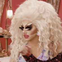 Trixie Mattel Queens Who Like To Watch GIF - Trixie Mattel Queens Who Like To Watch Netflix GIFs