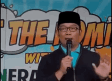 ridwan kamil kang emil stand up comedy melambai wave