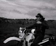 Vasco Rossi Moto Motocicletta Occhiali Da Sole Libero Libera Libertà Cantante Italiano GIF - Italian Singer Sunglasses Motorbike GIFs