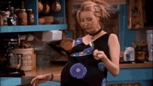 Phoebe Buffay Pregnant GIF - Phoebe Buffay Pregnant Friends GIFs