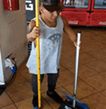 Tokinho Cleaning GIF - Tokinho Cleaning Sweeping GIFs