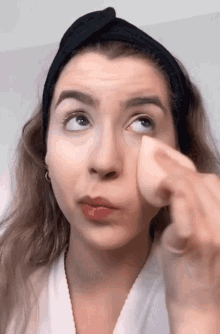 Face Sponge Abby Roberts GIF - Face Sponge Abby Roberts Applying Makeup GIFs