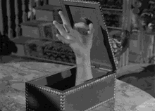 Mano Addams Va Bene Ciao Ok Okay Buonanotte Arrivederci Addio Me Ne Vado Basta GIF - Addams Hand Thing Okay Bye GIFs