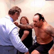 The Undertaker Vince Mc Mahon GIF - The Undertaker Vince Mc Mahon Hug GIFs