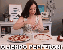Oliendo Pepperoni Smells Pepperoni GIF - Oliendo Pepperoni Smells Pepperoni Pizza GIFs