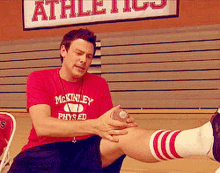 Cory Monteith Glee GIF - Cory Monteith Glee Knee GIFs