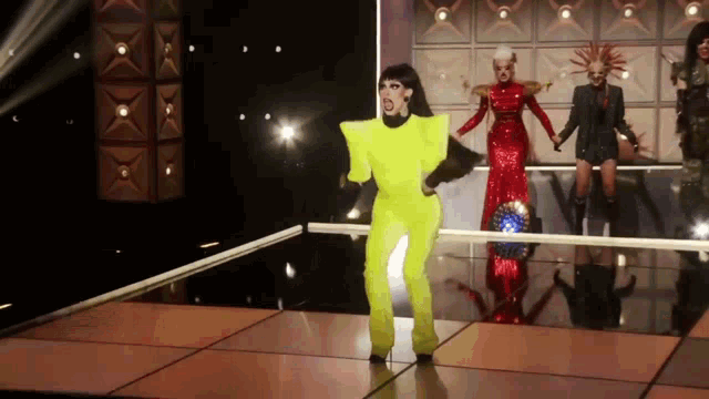 jasmine-kennedie-split.gif