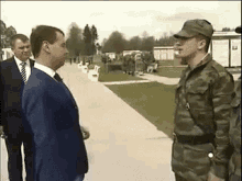 медведев россия рукопожатие неудача GIF - Russia Handshake Fail GIFs