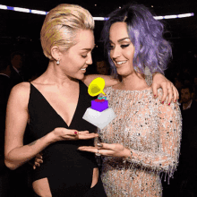 Grammys GIF - Grammys Grammy Trophy Miley Cyrus GIFs