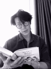 Donghae Lee Donghae GIF - Donghae Lee Donghae Reading GIFs