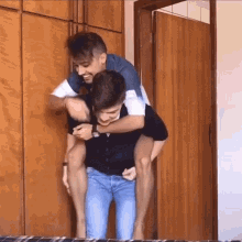 Piggy Back Piggy Back Ride GIF - Piggy Back Piggy Back Ride Pointing Out GIFs