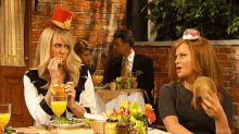 Kristen Wiig & Amy Poehler Brunching GIF - Brunch Nom Hungry GIFs