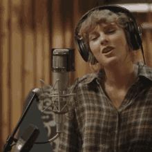 Taylor Swift Invisible String Taylor Swift Folklore GIF - Taylor Swift Invisible String Taylor Swift Folklore Long Pond Session GIFs