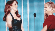 High Five - Tina Fey & Amy Poehler @ The Golden Globes GIF - Golden Globes Gg High Five GIFs