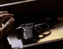 Mato Ou Não Mato? GIF - Salvejorge Arma Revolver - Discover & Share GIFs