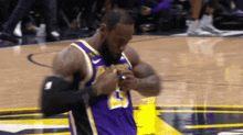 Lebron James Pounding Chest GIF - Lebron James Pounding Chest Los Angeles Lakers GIFs