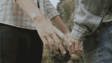 Menggenggam Tangan Berpegangan Tangan GIF - Menggenggam Tangan Berpegangan Tangan Pacaran GIFs