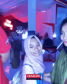 berpose berpelukan tersenyum bahagia hari kedua berpose berpelukan tersenyum bahagia hari kedua