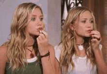 Lip Stick GIF - Mary Kate Olsen Ashley Olsen Make Up GIFs