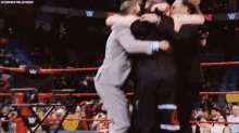 Exclusiva WWE.COM: Cumpleaños de Mappy Group-hug-the-miz