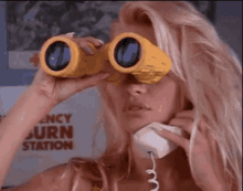 бинокль смотрю ничего нет смотреть телефон андерсон GIF - Binoculars Watching Pamela Anderson GIFs