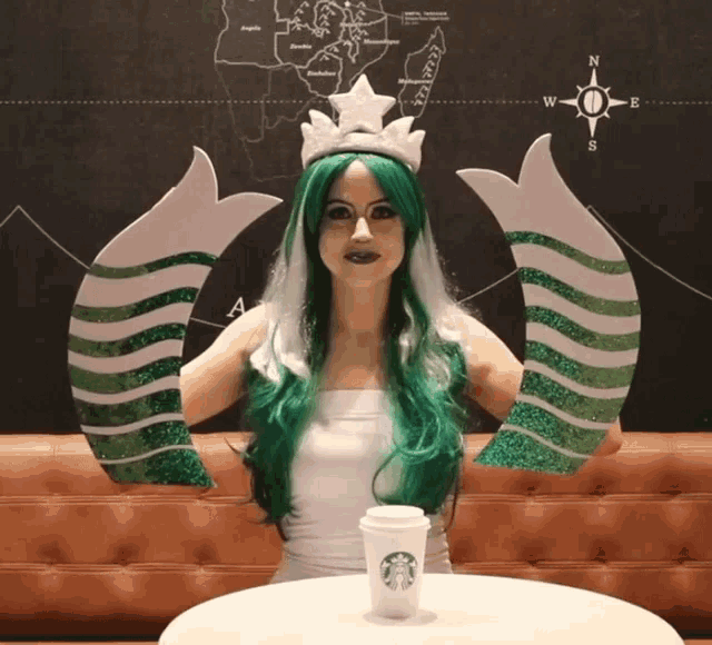 Cosplay Starbucks GIF - Cosplay Starbucks Smile - Descubre &