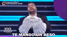 Te Mando Un Beso Dario Barassi GIF - Te Mando Un Beso Dario Barassi 100argentinos Dicen GIFs