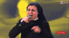 Monja Cantando GIF - Nun Singing GIFs