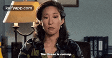 The Queen Ls Coming.Grove Schrove No.Gif GIF - The Queen Ls Coming.Grove Schrove No Sandra Oh Person GIFs