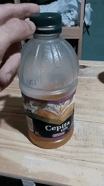 Cepita Botella Cepita GIF - Cepita Botella Cepita Abriendo La Cepita GIFs