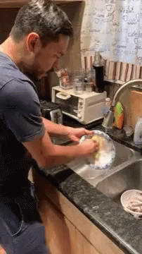 Chapin Show Loypi GIF - Chapin Show Loypi Washing Dishes - Descubre &amp;amp;  Comparte GIFs