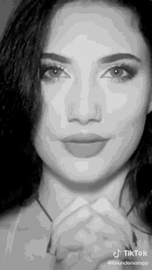tiktok houndervampp praying pray brunette