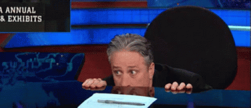 Peek GIF - Jon Stewart Hiding Behind Desk Hide - Descubre & Comparte GIFs