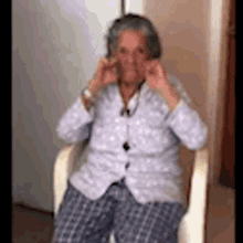 Sacando El Dedo Medio Gifs Tenor